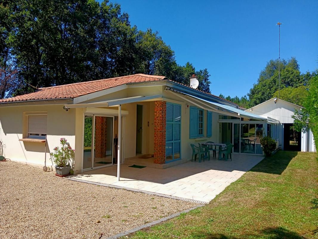 Ensemble immobilier de  141 m2 avec piscine