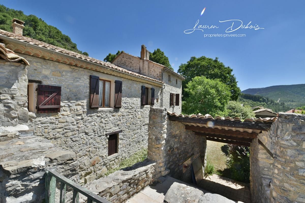 MONTJAY - Ancien corps de ferme de 178m² habitables + terrain 3600m²