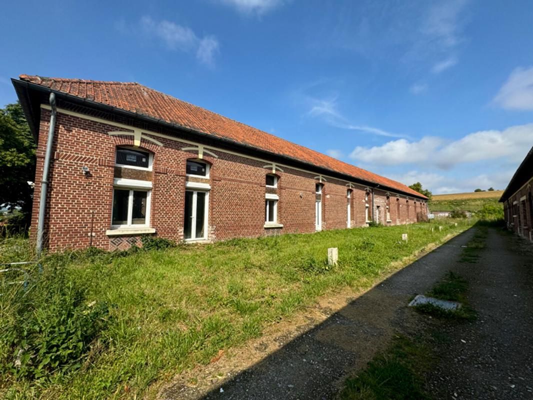 MOREUIL Ensemble  immobilier exceptionnel  pour investisseurs  ou bailleurs sociaux .Terrain  7159m2 Surface hab:1883m2 4