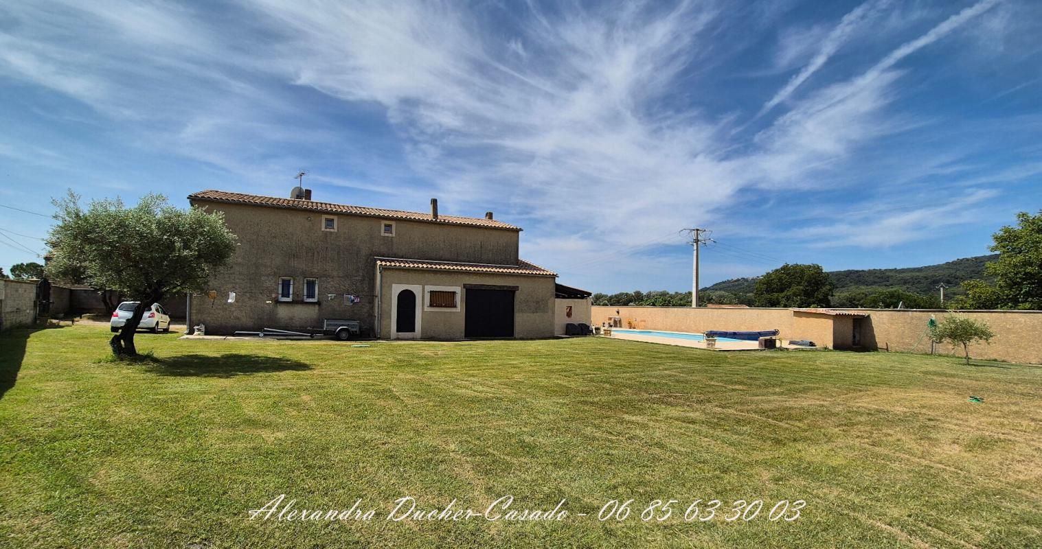 Maison avec grand terrain, piscine et dépendances
