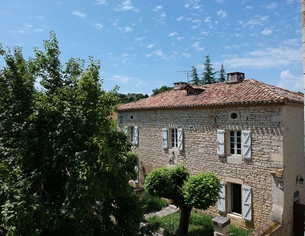 Grande maison en pierre ancien presbytère avec jardin