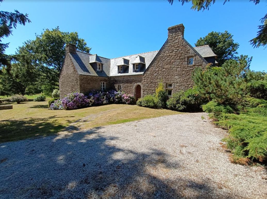 29190 Gouezec maison en pierre 7 chambres, deux entrées, grandes pièces, 4800 m² de jardin