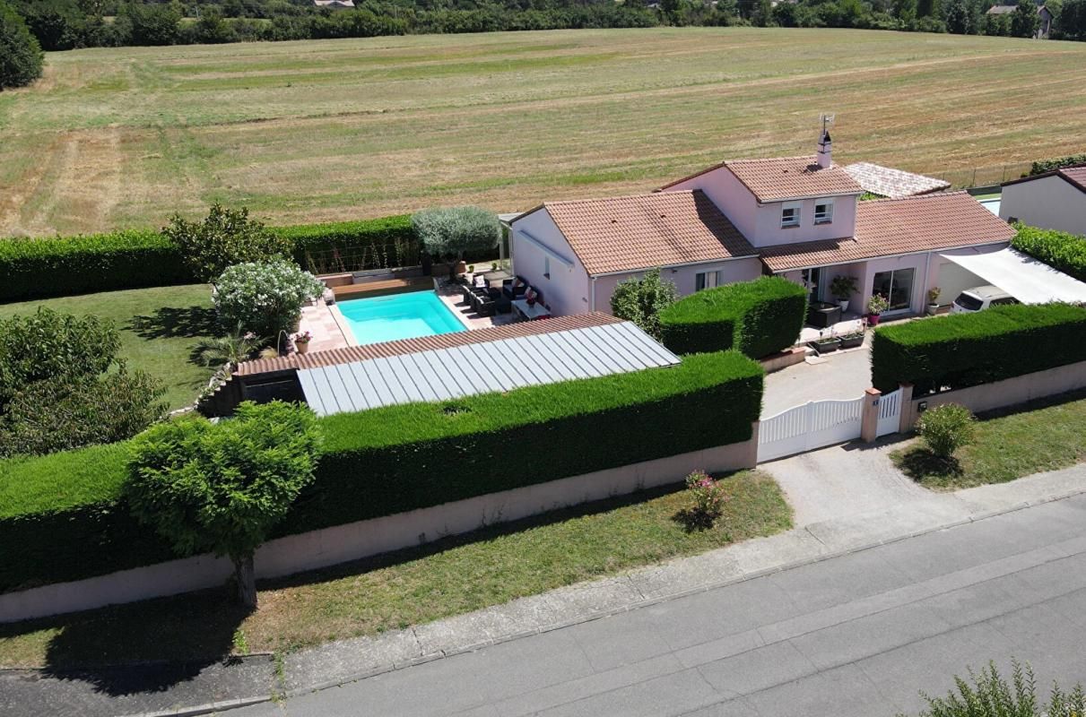 Maison  T5 117  m² multiples annexes et aménagements extérieurs