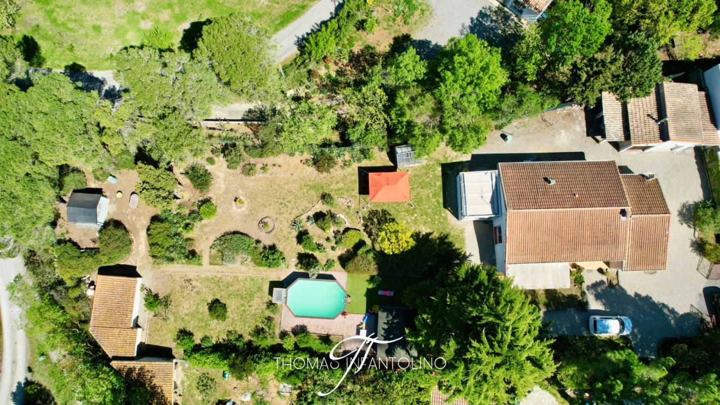 VILLA PLAIN PIED 125m2 DE SURFACE UTILE - 3 CHAMBRES DONT 1 SUITE PARENTALE - 1 SDE - 1 SDB - 2 WC - GARAGE - ATELIER - PISCINE