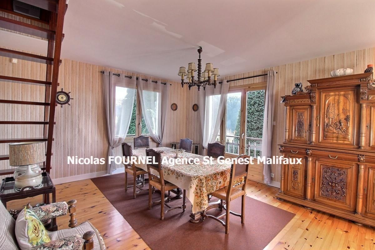 LE BESSAT LE BESSAT 42660 Chalet exposé Sud-Ouest, élevé sur sous-sol complet en béton, 74m² habitables ( 90m² surface utile) 3 chambres sur 1610m² de terrain clos et arboré 2