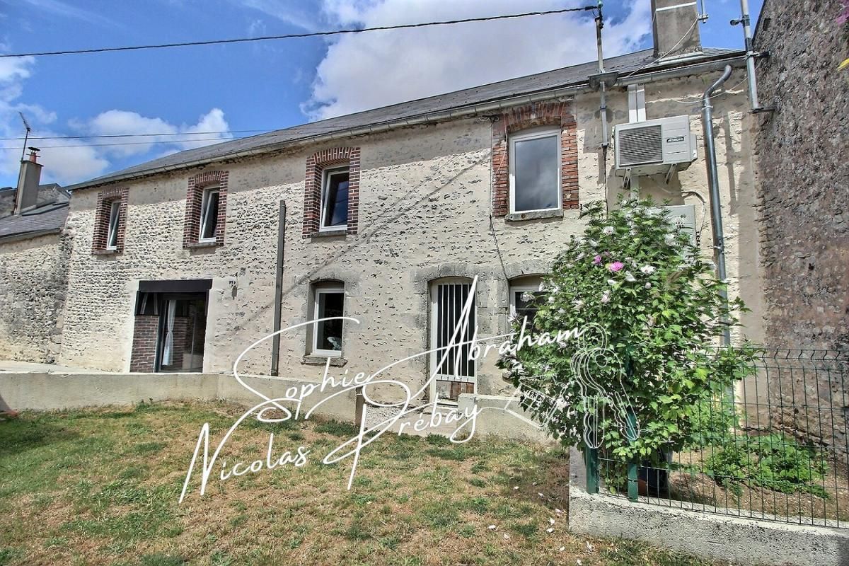 Maison en pierres de 6 pièces, 4 chambres avec cour et jardin