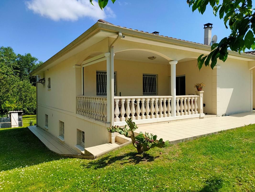 YVRAC MAISON 170 m² - 6 PIECES - GARAGE 215 m² - TERRAIN 1910 m² 2