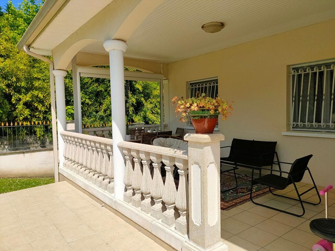 YVRAC MAISON 170 m² - 6 PIECES - GARAGE 215 m² - TERRAIN 1910 m² 3