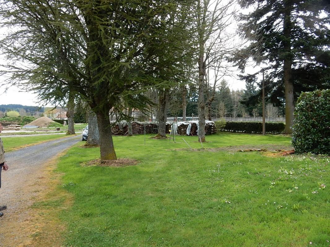 RAUCOULES Raucoules 43290 ancien corps de ferme composé de deux logements de type F3 de 60 et 63 m² habitables plus 10 pièces en dépendances et garage, caves, abri sur 1851 m² de terrain 4