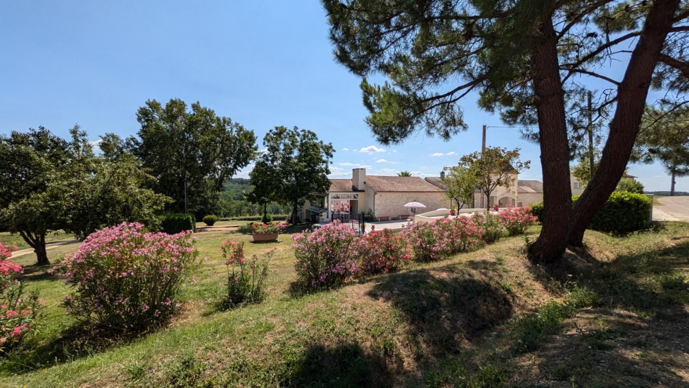 Maison de 350m² avec piscine et dépendances sur 2ha - Au calme