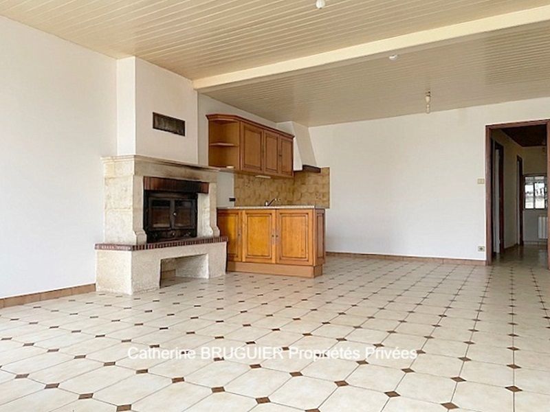 SAINT-SAUVEUR-D'AUNIS Lot de 2 Maisons à rénover 190 m2 avec jardin de 540 m2 constructible, greniers et dépendance 3