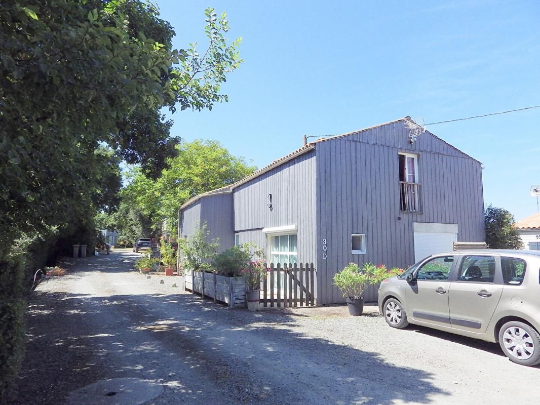 SAINT-SAUVEUR-D'AUNIS SPECIAL INVESTISSEUR APPARTEMENTS, 2 logements loués centre St Sauveur 2