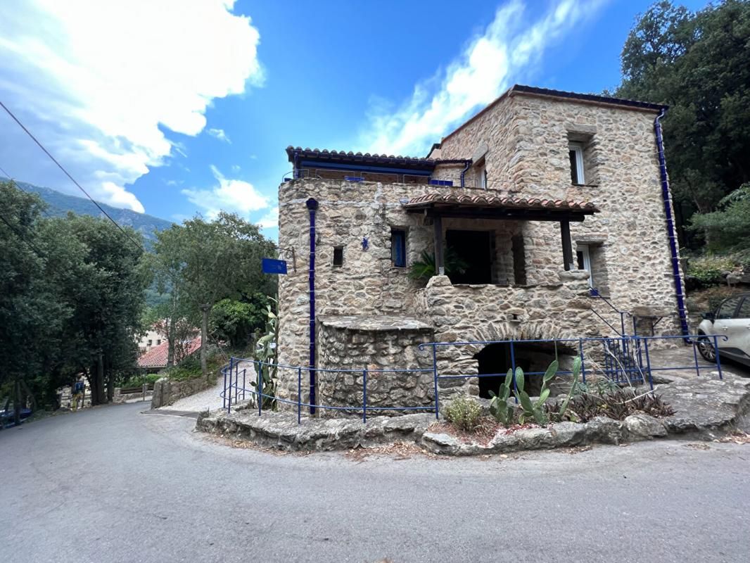 Ensemble de Mas Catalans restaurés avec vue sur les Albères