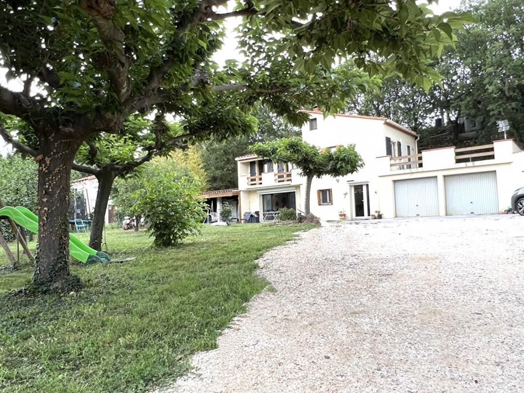 Villa 4 faces avec vue imprenable sur les montagnes, terrain de 1275 m2