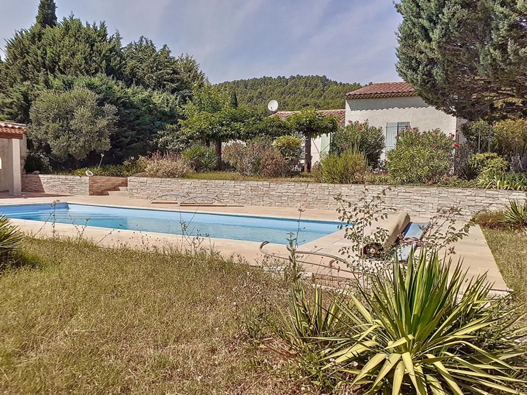 Villa T8 de 156 m2 sur 2500m² de terrain avec piscine - LE VAL