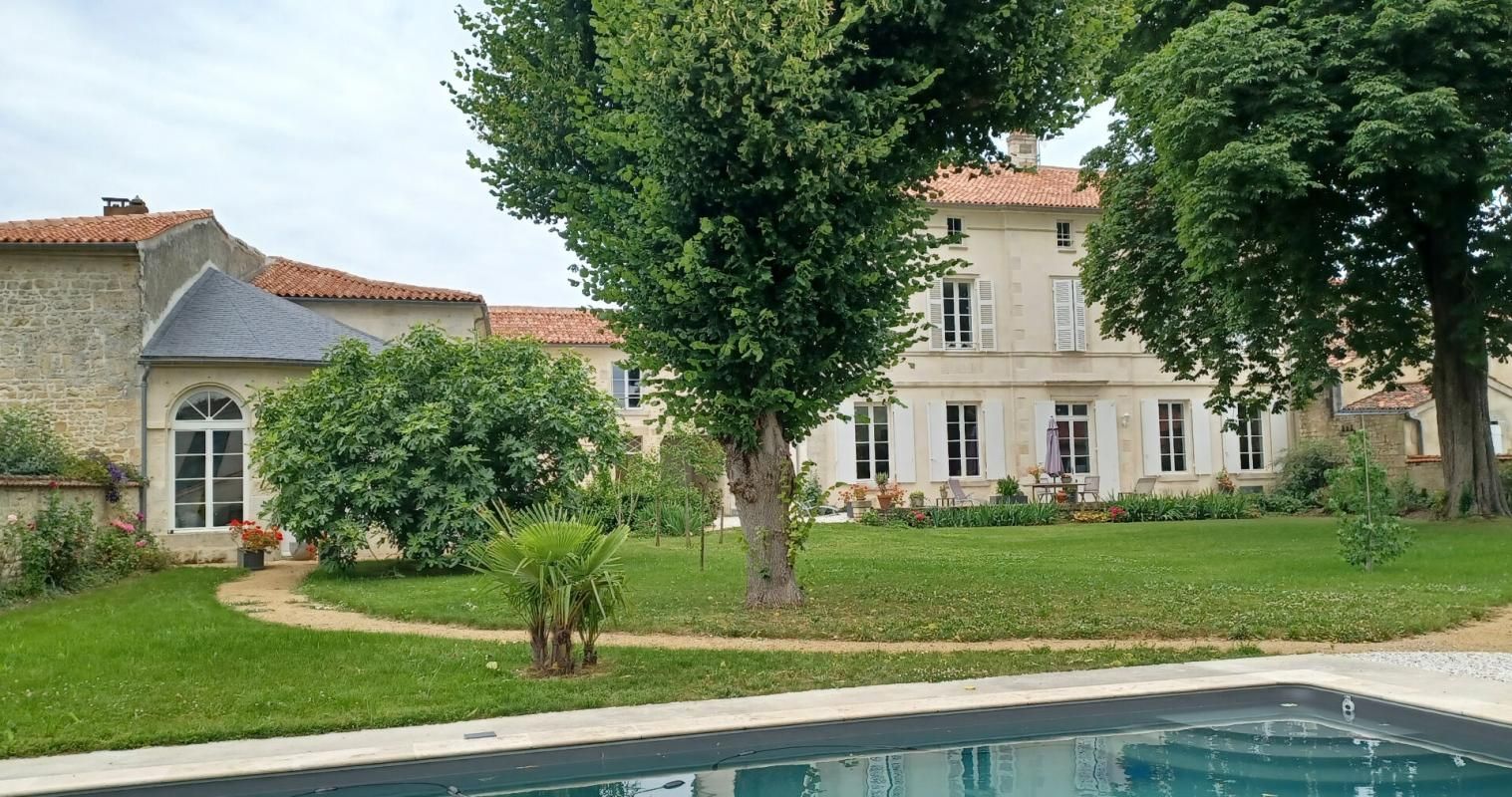 Ancien Hôtel particulier, jardin et piscine centre ville