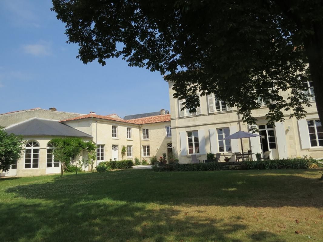 FONTENAY-LE-COMTE Ancien Hôtel particulier, jardin et piscine centre ville 2