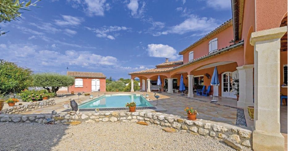 Villa de standing de 7 pièce(s) 253 m2 (Carrez, 345 m2 au sol)