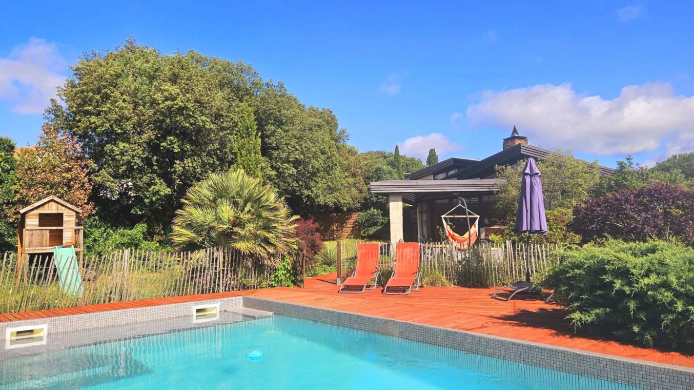 Exclusivité - Hérault (34) - Quarante - Domaine atypique avec piscine sur un terrain de 6000m2