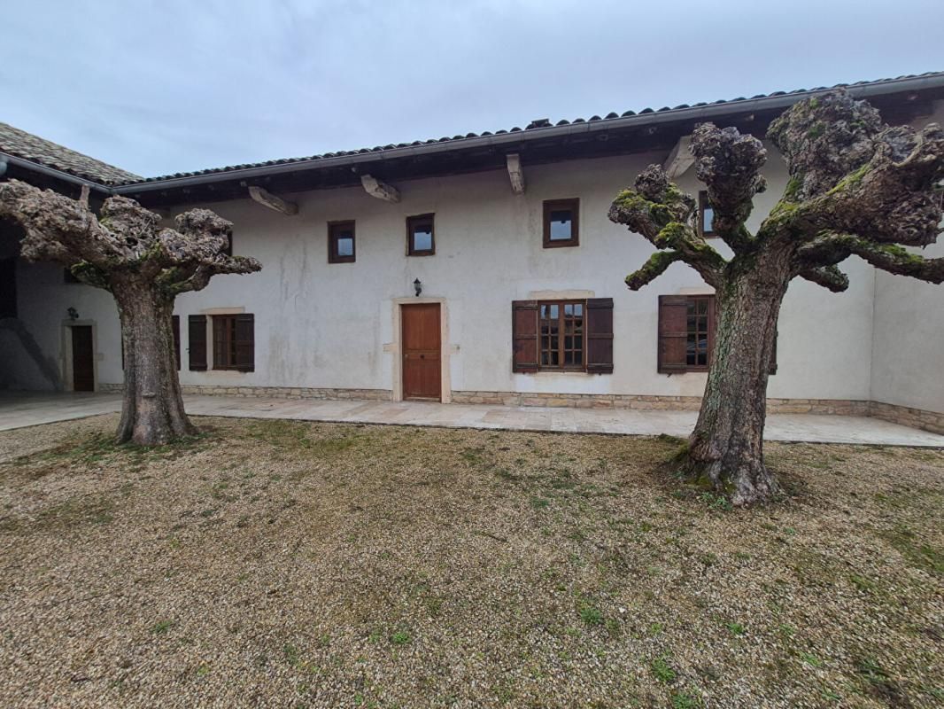 GRIEGES Maison Grieges 14 pièce(s) 295 m2 1