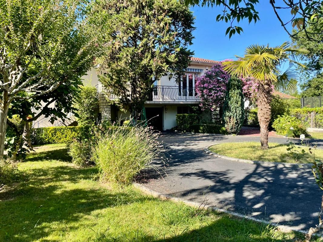 Maison Carignan De Bordeaux 7 pièce(s) 110 m2 + Sous Sol Total
