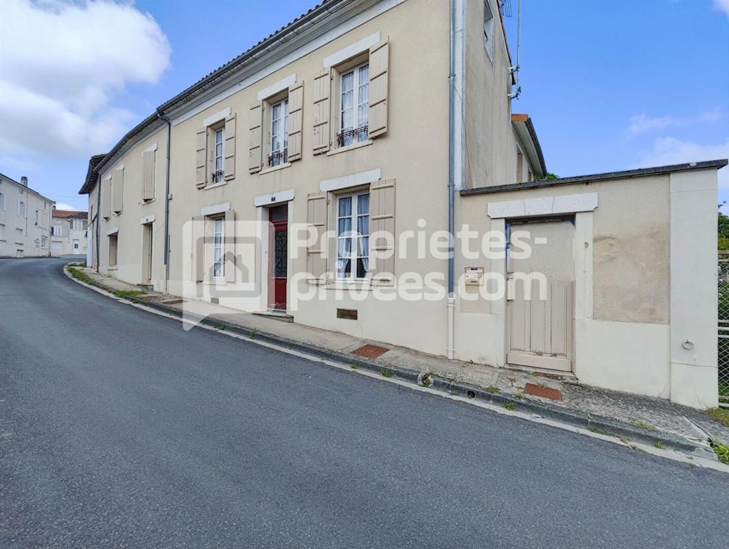 ARCHIAC Ensemble immobilier avec 2 maisons et un garage 2