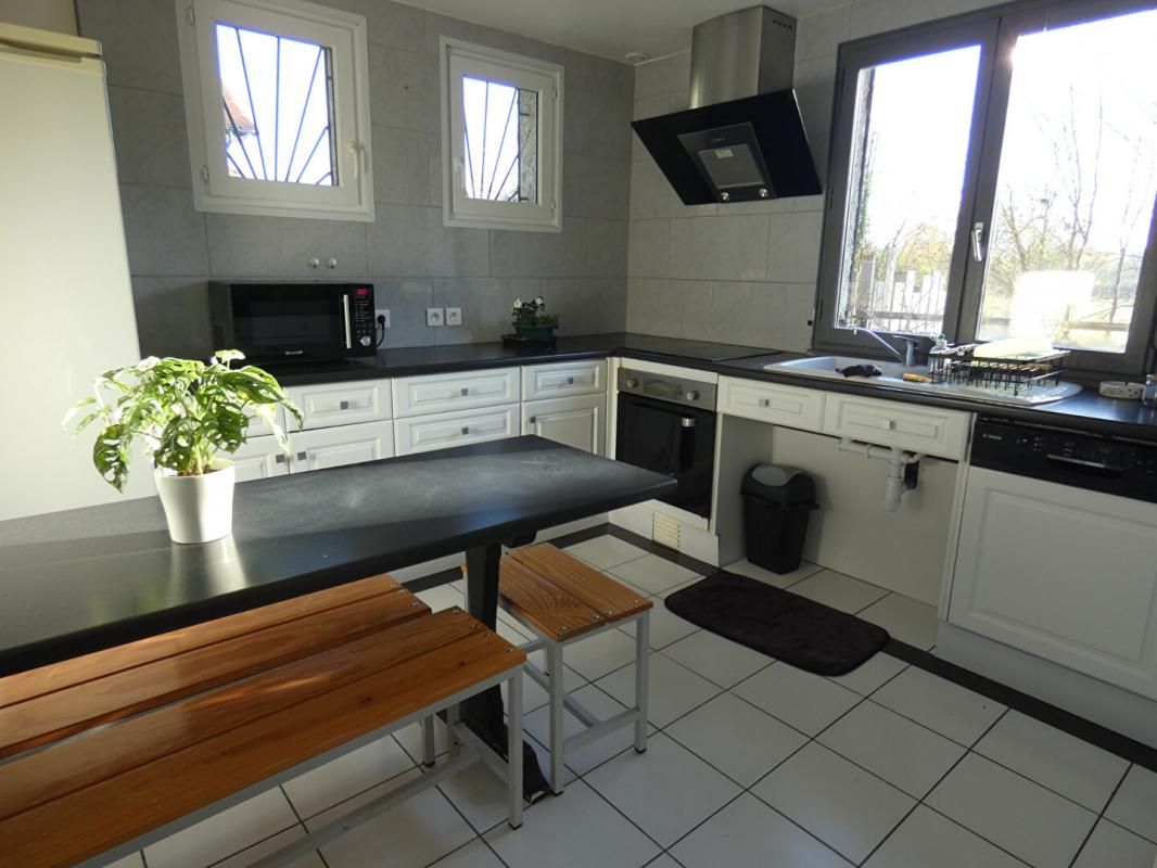 IVRY-LA-BATAILLE Maison familiale 5 chambres + sous sol total 3