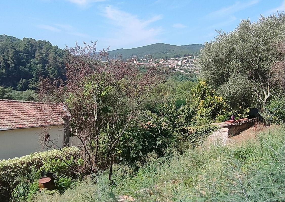 AUBENAS Terrain à bâtir avec vue à 180° dans un village tranquille, à 10 min d'Aubenas ? 785 m², viabilisé, permis accordé 2