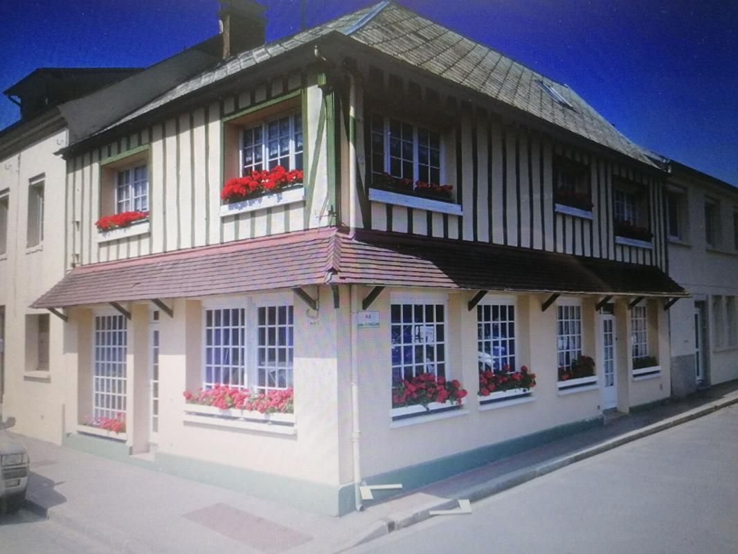 Centre village, Maison 7 pièce(s) 174 m2  habitables et dépendances