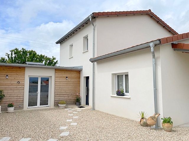 FERRIERES Volume et confort pour cette maison récente 184 m2 grand garage et jardin clos 1