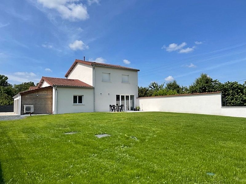 FERRIERES Volume et confort pour cette maison récente 184 m2 grand garage et jardin clos 2