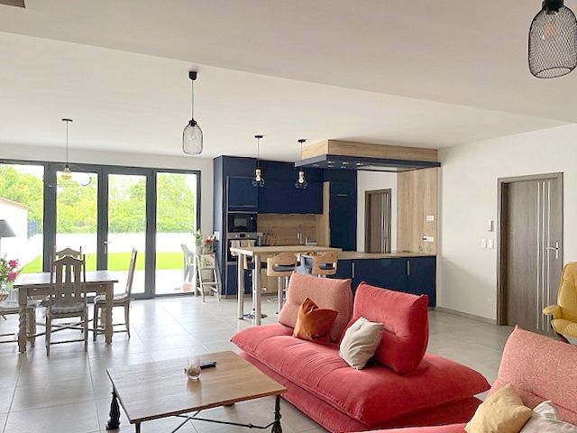 FERRIERES Volume et confort pour cette maison récente 184 m2 grand garage et jardin clos 3