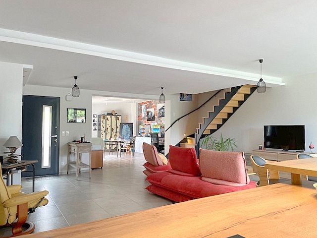 FERRIERES Volume et confort pour cette maison récente 184 m2 grand garage et jardin clos 4