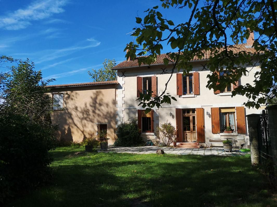 PROPRIÉTÉ 10HA AVEC ETANG ET MAISON DE CARACTÈRE EN PIERRE