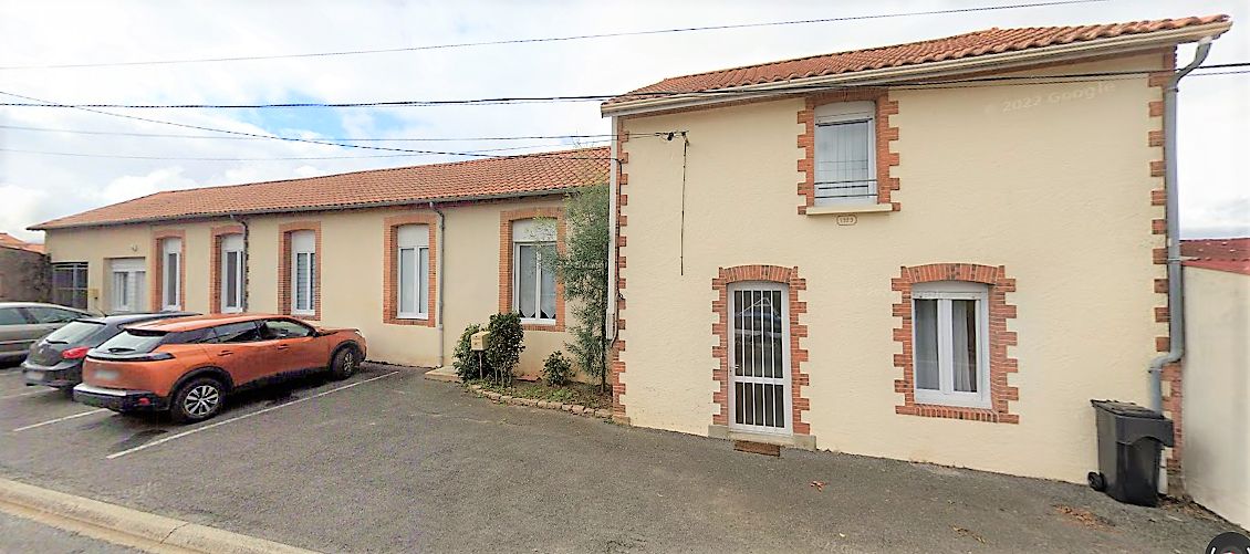 BEAUPREAU EN MAUGES Maison 180 m² env. 5 chambres , bureaux avec dépendances et garage 100 m² env 2