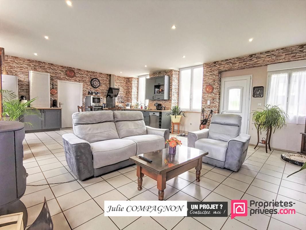 BEAUPREAU EN MAUGES Maison 180 m² env. 5 chambres , bureaux avec dépendances et garage 100 m² env 4