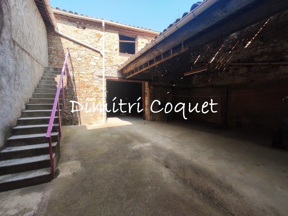 Ancienne cave  avec cour intérieure beau potentiel !