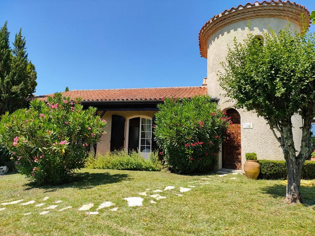 YVRAC MAISON 6 PIECES -150 M² - 1100 M² DE TERRAIN AVEC PISCINE 2