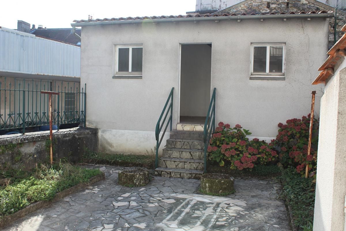 PERIGUEUX Maison de ville type 7, garage privatif, dépendance sur un terrain de 155 m² 3