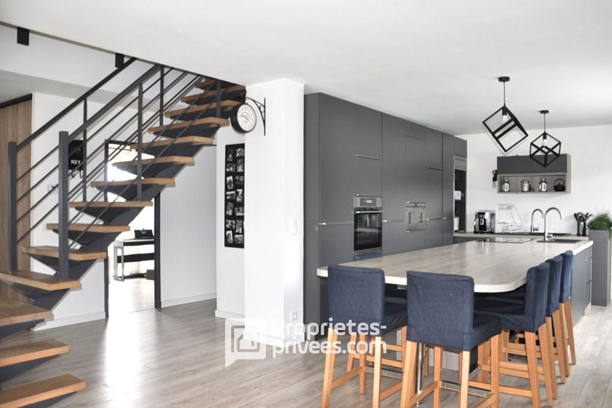 SAINT-MAURICE-MONTCOURONNE MAISON CONTEMPORAINE ET FAMILIALE AVEC GRAND JARDIN ET PISCINE 2