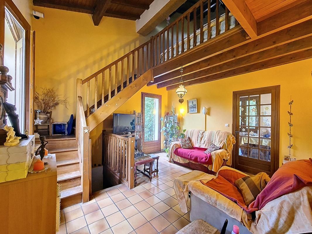 SAINT-CAPRAIS-DE-LERM Maison 8 pièces - 165m² - dépendances, puits et piscine 2