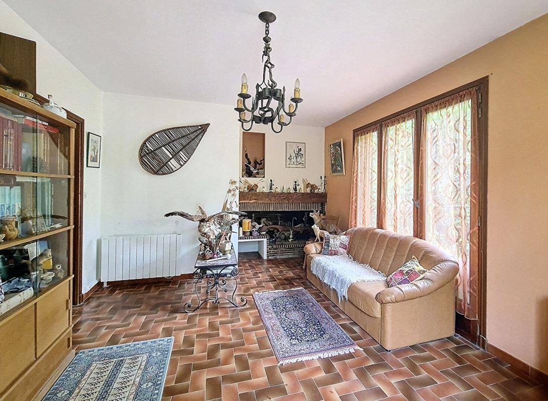 SAINT-CAPRAIS-DE-LERM Maison 8 pièces - 165m² - dépendances, puits et piscine 3