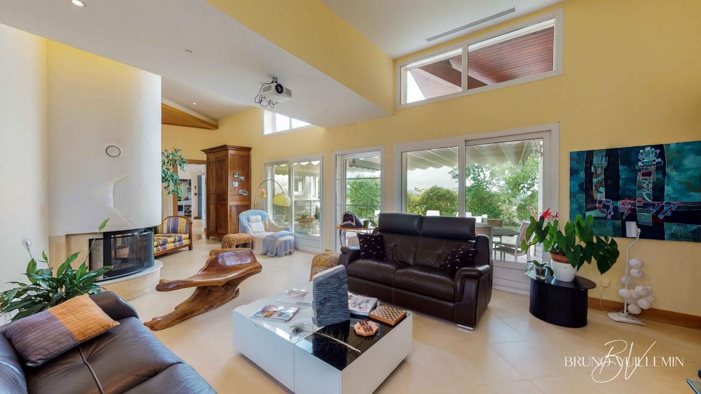 PROPRIETE MODERNE10 PIECES EN POSITION DOMINANTE SUR 1 ha