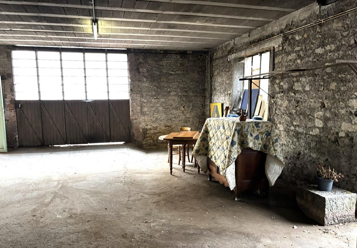 SAINT-GALMIER Entre St Galmier et St Héand Maison de ville plus de 450m² de plancher 3