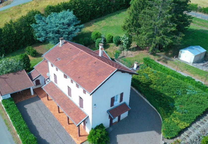TARARE Belle maison familiale avec vue sur 2600 m² de terrain 4