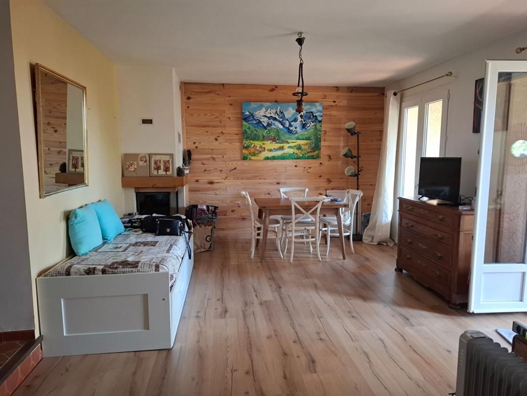 MAISON INDIVIDUELLE DE PLAIN-PIED  3 CHAMBRES SUR UN TERRAIN  ARBORE  ET CLOTURE DE 840 M²