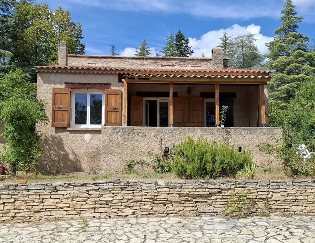 SAINT-ETIENNE-LES-ORGUES MAISON INDIVIDUELLE DE PLAIN-PIED 3 CHAMBRES SUR UN TERRAIN ARBORE ET CLOTURE DE 840 M² 2