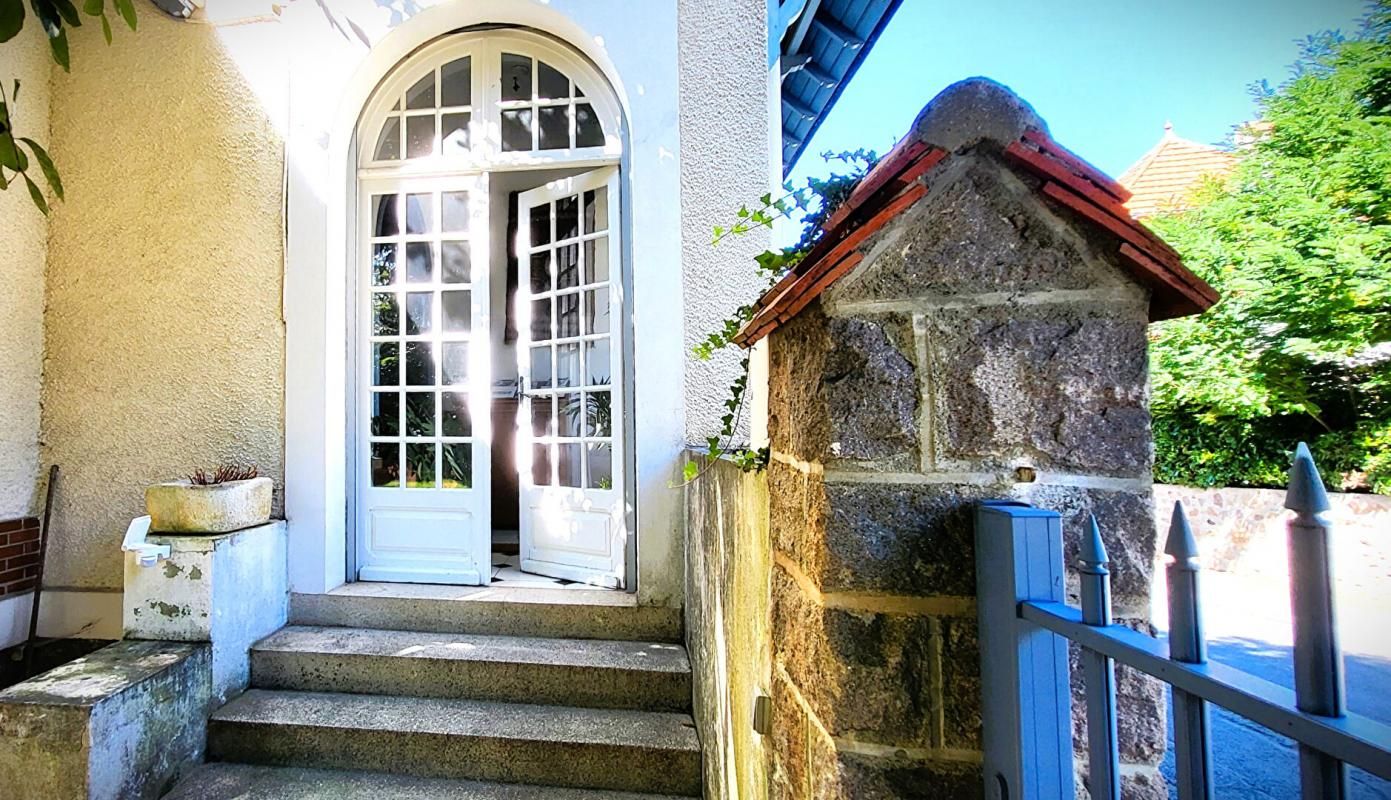 NERIS-LES-BAINS Villa 7 pièce(s) 280 m2 2