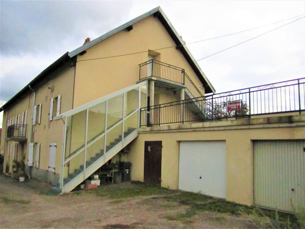 VESOUL Immeuble de 430 m2 habitables composé de 4 appartements à Vesoul 70000 au prix de 209 000 Euros 2