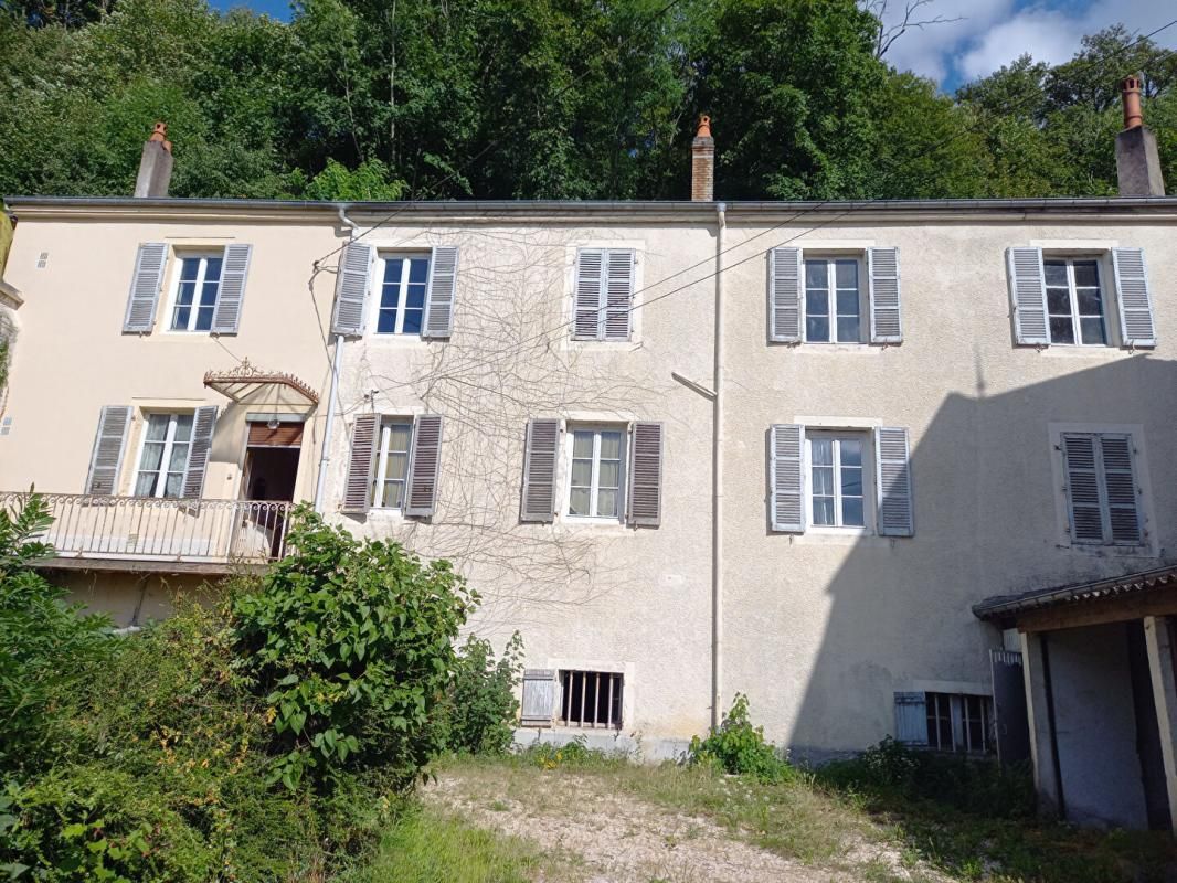 Maison 10 pièces de 240 m2 sur 5 ares 23 de terrain à 120 000 euros
